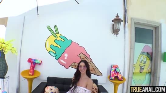 Улыбчивой телке крупным планом засадили в анал #1