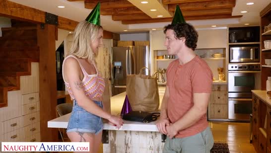 Сиськастая блонда раздвигает ноги на столе #1