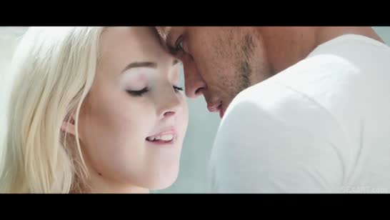 Секси жена взбодрила мужа эротичным бельем