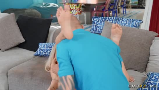 Грудастая блондинка надела эротичное платье перед встречей с парнем #8