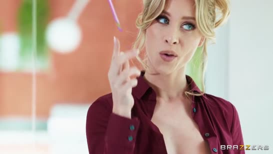 Блондиночка хоть как то пыталась утешить расстроенного друга #1