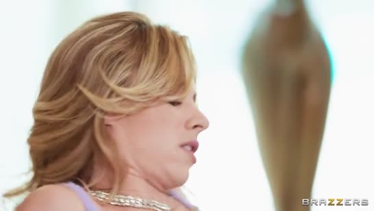 Блондиночка хоть как то пыталась утешить расстроенного друга #5