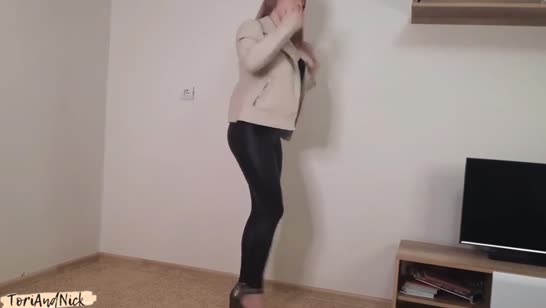 Блондиночку в соблазнительных леггинсах чпокнули стоя #1