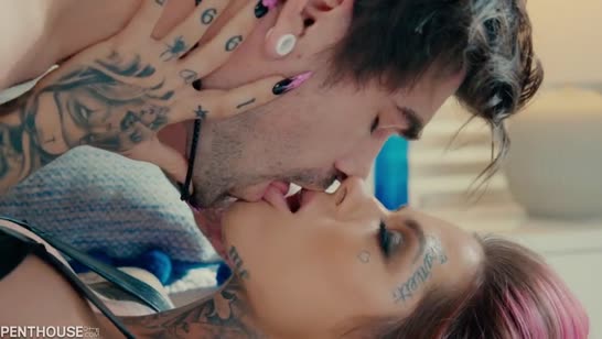 Неформалка Chantal Danielle  любит носить развратные наряды