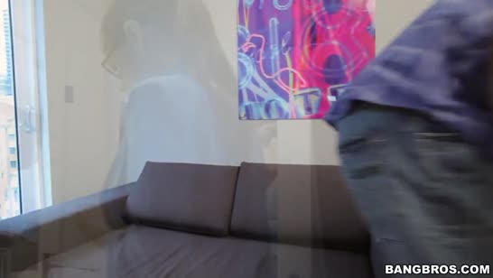 Чика дала чернокожему самцу поиграться со своими дойками #1