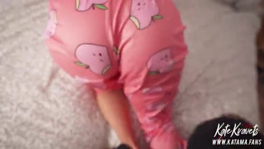 Возбужденная жена пробует дилдо и продолжает на члене #1