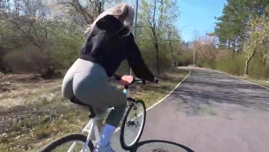 Познакомился с шикарной фитоняшкой на вело прогулке