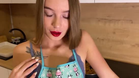 Молодая мачеха готовила на кухне в трусах и была наказана трахом #1