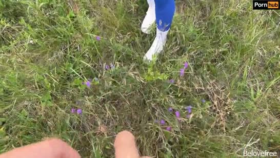 Жена одела на природу слишком откровенные лосины и прогулка удалась