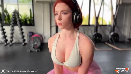 После тренировки с анальной пробкой Свити хочет порки