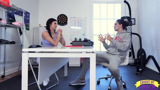 Спортивная докторша сама навязывается трахнуться с бойцом #1