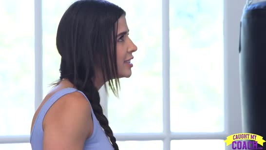 Спортивная докторша сама навязывается трахнуться с бойцом