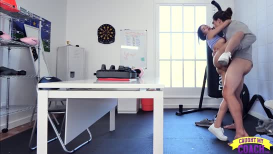 Спортивная докторша сама навязывается трахнуться с бойцом #4