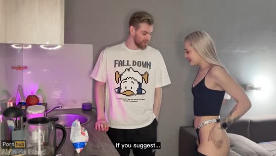 Соседка в откровенном виде активно напрашивается в гости #1