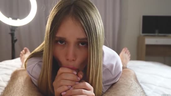 Спортивная молодая деваха раздвинула ноги на кровати и начала мастурбировать #3