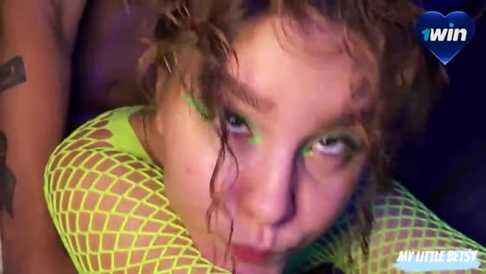 Брюнетка танцует в секс наряде и начинает отсасывать #7