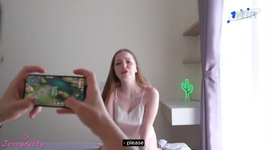 Сводная сестра позирует брату и хочет отвлечь от телефона