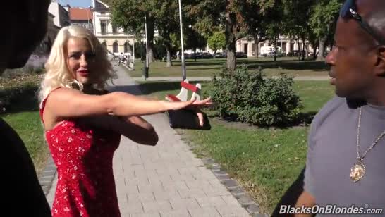 Негры жестко приходуют блондинку до звона яиц #1