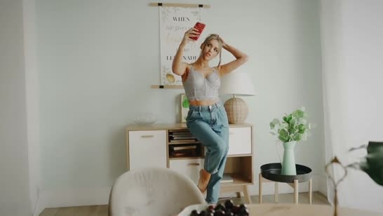 Самочка с классными дойками ласкает себя перед камерой #1