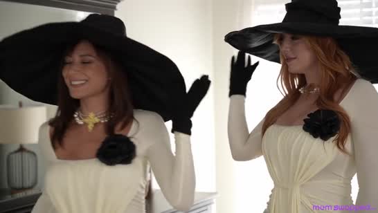 Две подружки одели для своих мужей соблазнительные наряды #1