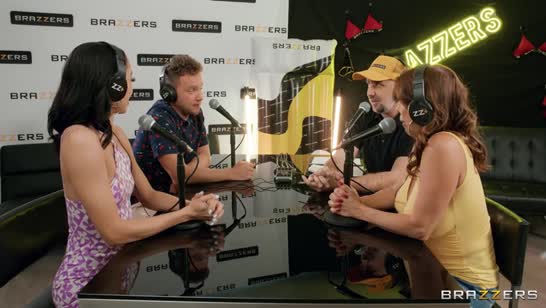 Девочки без комплексов решили прямо в студии заняться развратом #1