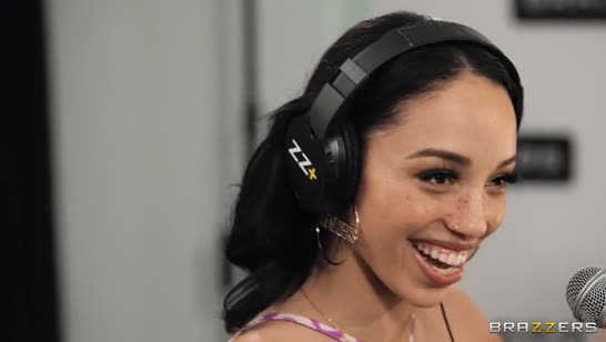 Девочки без комплексов решили прямо в студии заняться развратом