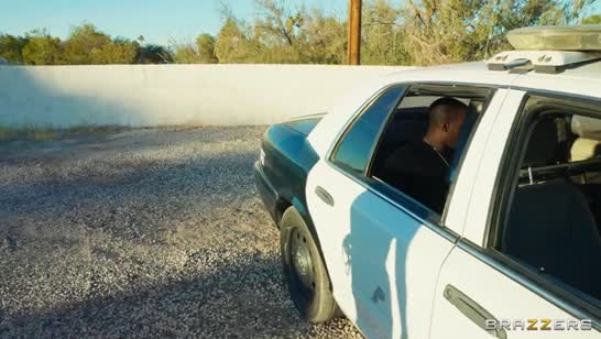 Копы прямо на улице устроили групповуху