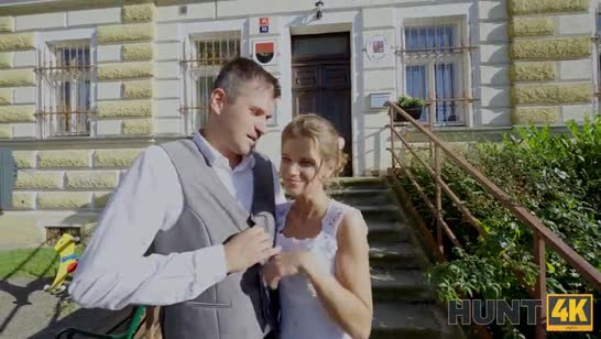 Невесте сразу после свадьбы пришлось поработать натурой #1