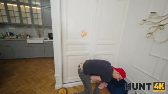 Бедная девушка отрабатывает натурой провинности парня #1