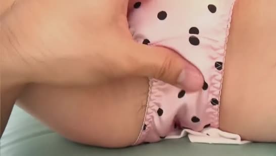 Чувак классно отполировал азиатку в постели и кончил в ее волосатую киску