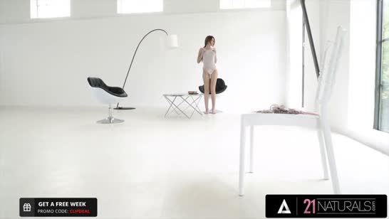 После откровенной фотосессии девочка с удовольствием согласна на оргию #1