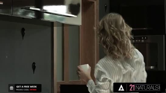 Блонди красиво раскачала большой стояк нежным минетом #1