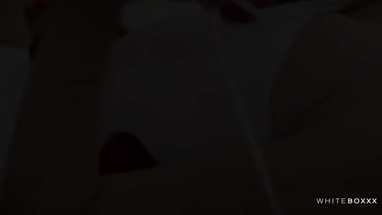 Молодую деваху нежно чпокают среди лепестков роз #1