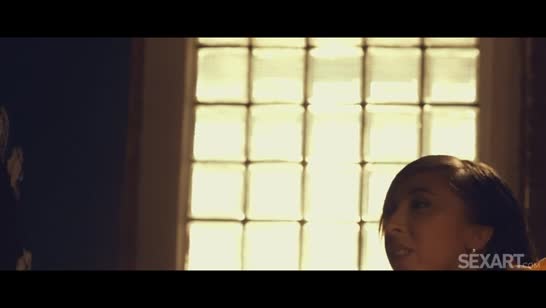 Гламурная хозяйка оголяется и соблазняет мускулистого рабочего