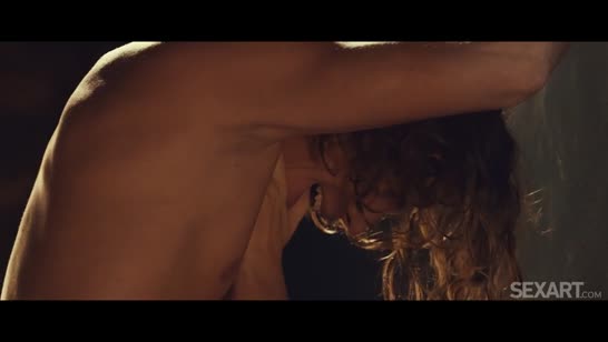 Гламурная хозяйка оголяется и соблазняет мускулистого рабочего #7