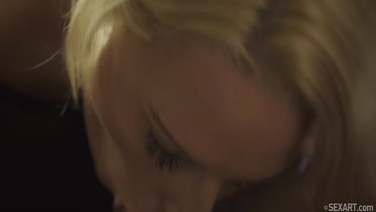 Блондинка с классным бюстом красиво залезла на мужика #4