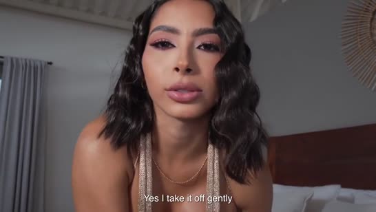 Латинка в обтягивающем платье решила помастурбировать