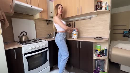 Русская телка в эротичном топе согласилась на секс #1