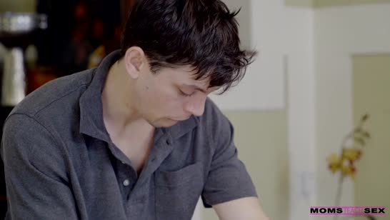 Вместо массажа настойчивые телочки развели пацанчика на групповуху #3