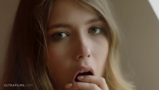 Сисястая милаха красиво теребит киску