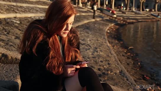 Молодая девка по всей квартире ерзает на любимом дилдо #1