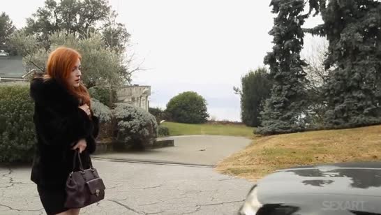 Молодая девка по всей квартире ерзает на любимом дилдо