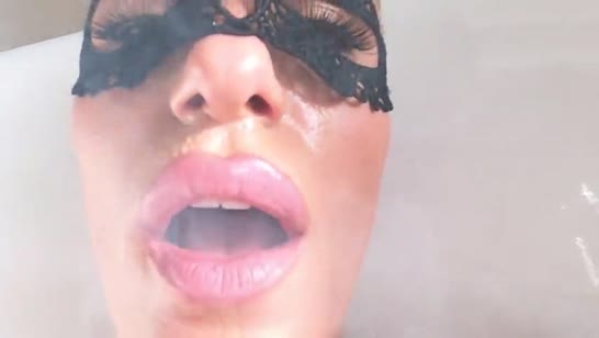 Муж заглянул к жене в ванную и она охотно взяла за щеку