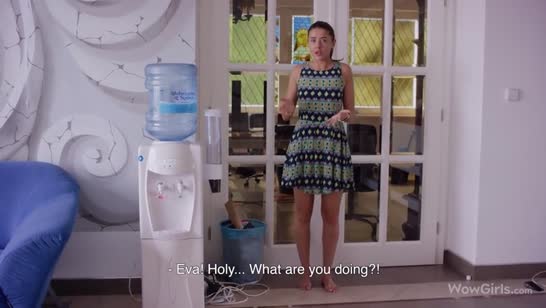 Игривая студентка без вопросов залезла в штаны и оформила минетик #5