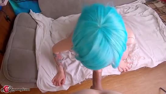 Сучка с голубыми волосами классно сосет от первого лица #8