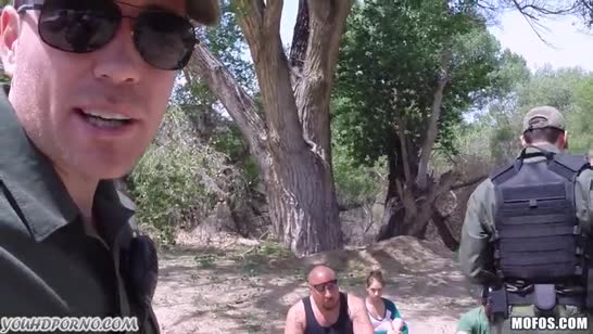 Мужики задержали деваху и жестко отодрали ее у машины