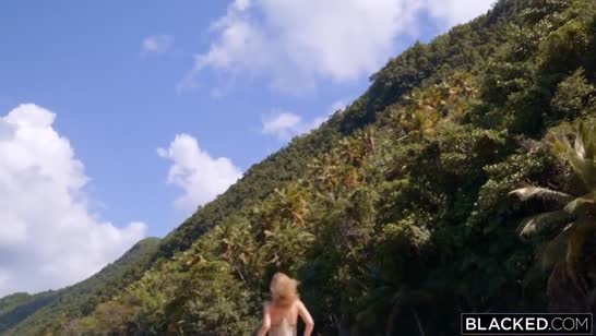 Одинокая самочка приехала на курорт и нашла себе трахаря #1