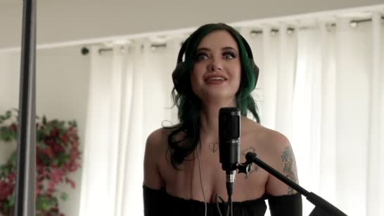 Телочку с крашеными волосами смачно отодрали черным хером