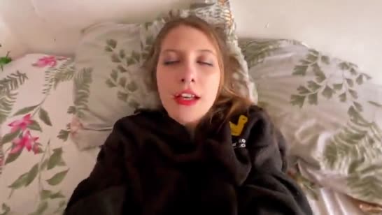 Длинноногая очкастая деваха раздвигает ноги от первого лица #5