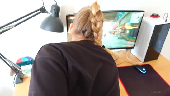 Пока девушка играла в компьютер чувак ее всячески лапал #4